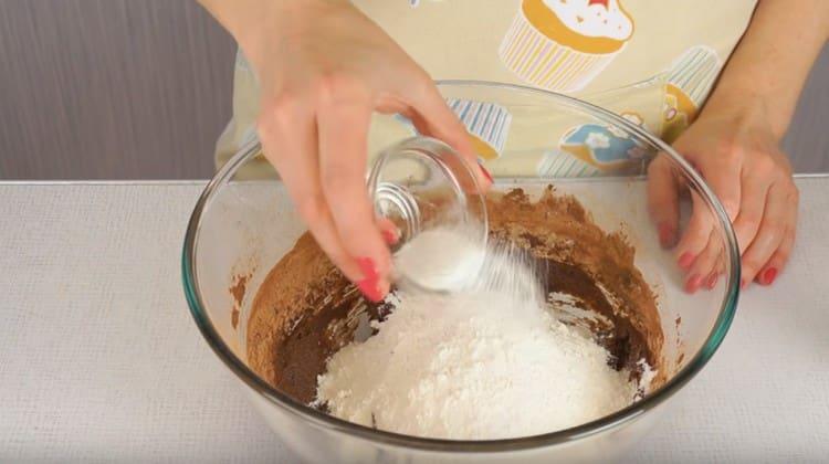 Susunod, idagdag ang harina at baking powder.