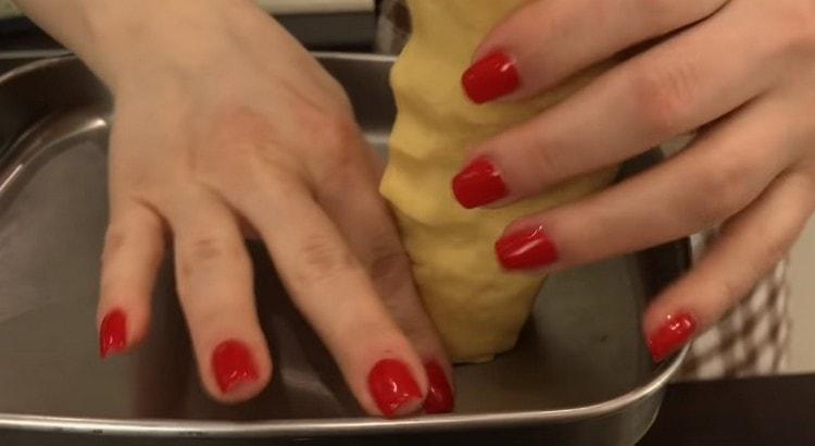 Vi former dejen til pølser og fører dem gennem en kødslibemaskine.