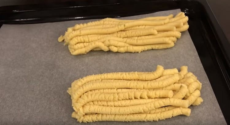 De resulterende emner kan straks lægges på en bageplade.