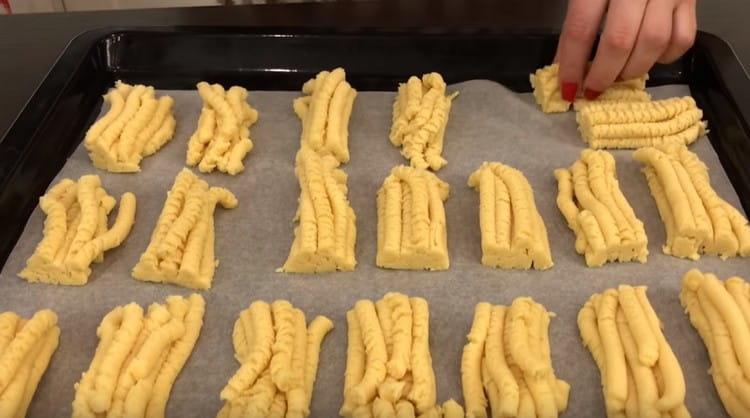 Vi sender bagepladen med emnerne ind i ovnen.