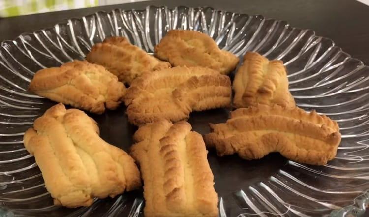 Klarede cookies kan overføres til en serveringsskål.