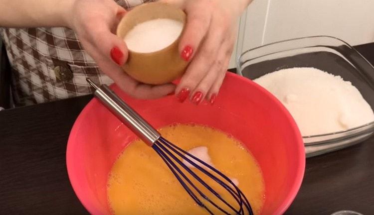 Tilsæt salt til æggene og bland igen.