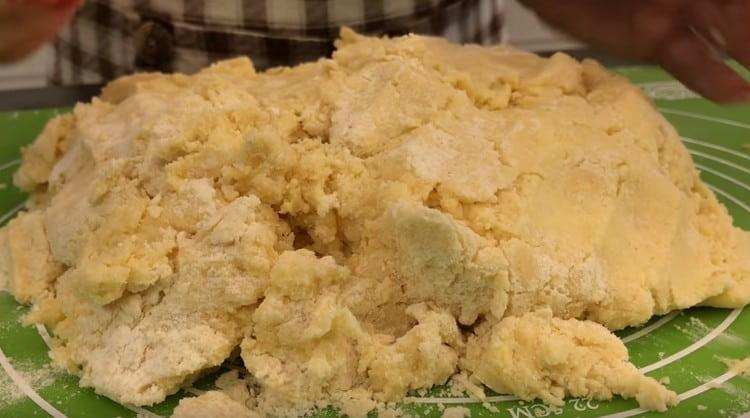 Når dejen har optaget nok mel, kan du gå manuelt til batch.