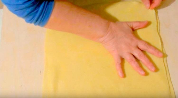 Acoperim acest strat de aluat cu altul.