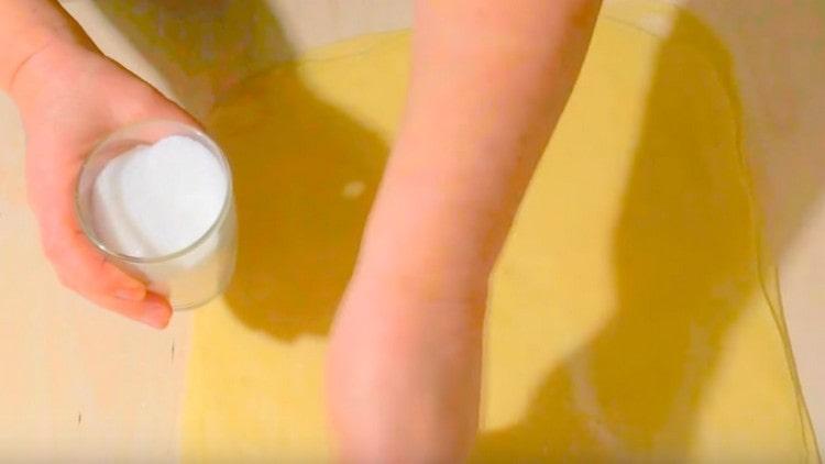 Stropiți al doilea strat de aluat cu zahăr.