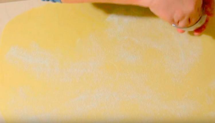 Se toarna din nou aluatul si se presara din nou cu zahar.