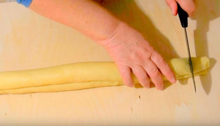 Ruloul dublu rezultat este presat ușor și tăiat în felii porționate.