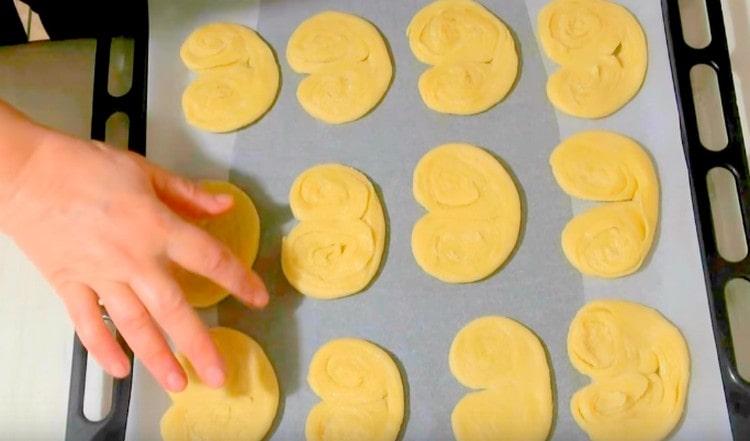 Împărțim cookie-urile rezultate pe o foaie de copt.