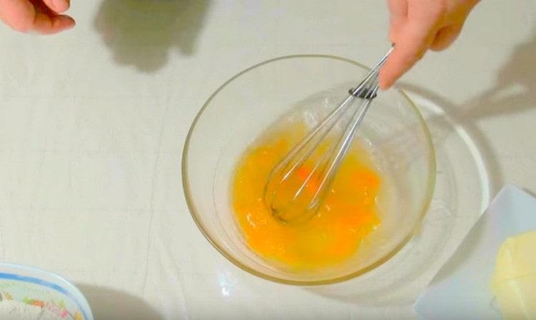 Bateți oul cu bere ușoară.