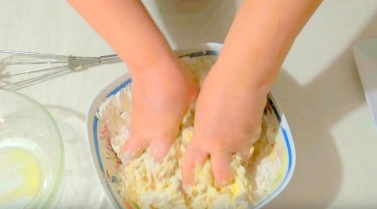 Amestecați masa cu mâinile.