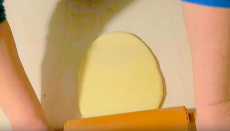 Turnăm fiecare jumătate din aluat într-un strat subțire.