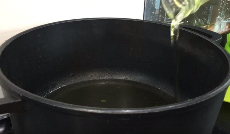 En una olla, calienta el aceite vegetal para freír la maleza.