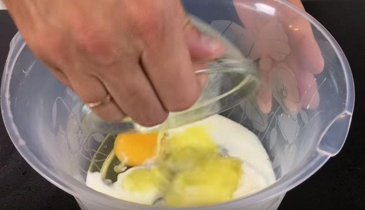 También agregamos sal, azúcar y mantequilla derretida.