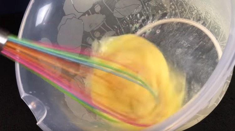 Batir estos ingredientes con un batidor.