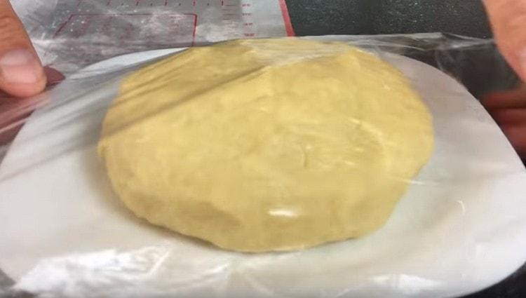 Deja reposar la masa durante media hora.