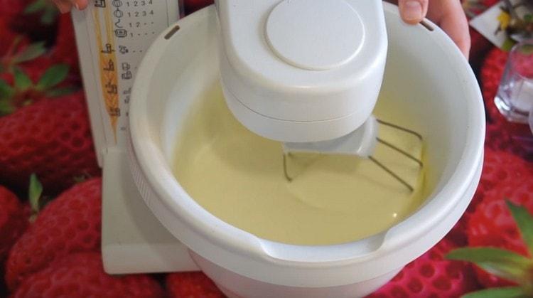 Tillsätt socker i äggen och slå tills den är frodig.