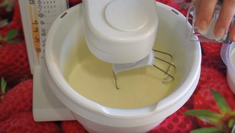 Tillsätt vaniljesocker och läsk.