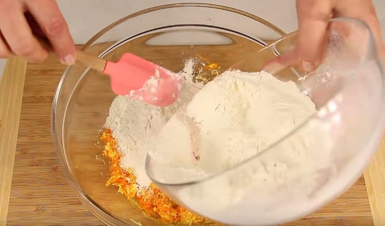 Introduire progressivement la farine et pétrir la pâte.