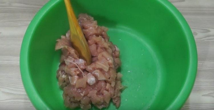 Vložte plátky filé do misky.