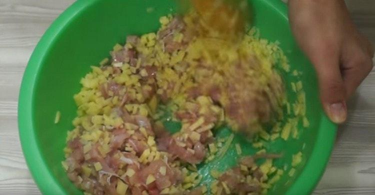 Kombinujte všechny nasekané ingredience v misce, sůl, pepř a promíchejte.