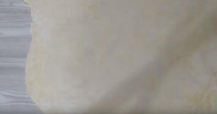 Rozvařte většinu těsta.