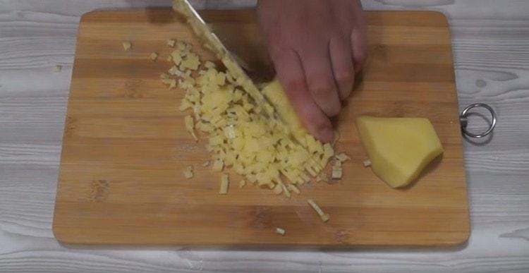 Brambory nakrájejte na malé kousky.