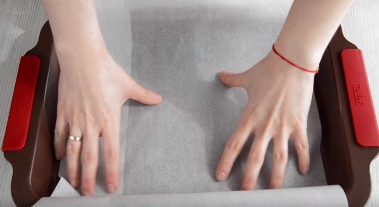 Acoperim foaia de copt cu pergament.