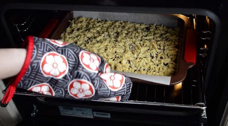 Trimitem tortul la cuptor.