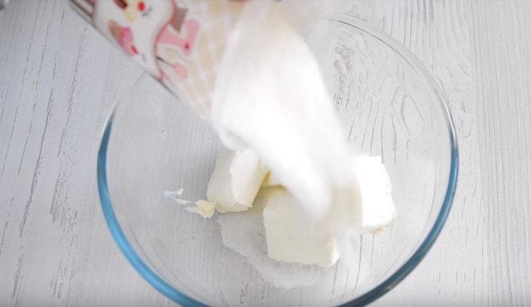 Într-un bol, combinați uleiul, un vârf de sare și zahărul.