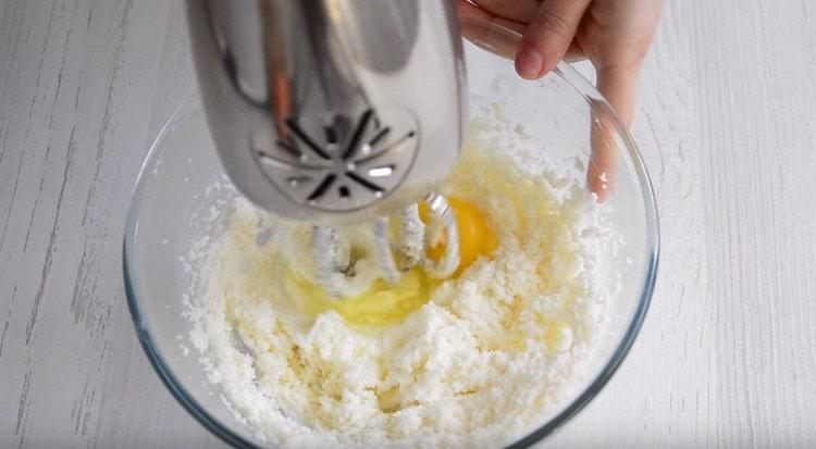 Una câte una, biciuind, introducem ouă în această masă.