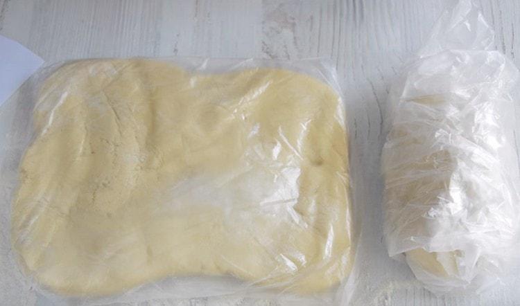 Lăsăm o treime din aluat să stropim plăcinta, iar una mare va fi baza ei, îi trimitem la frigider.