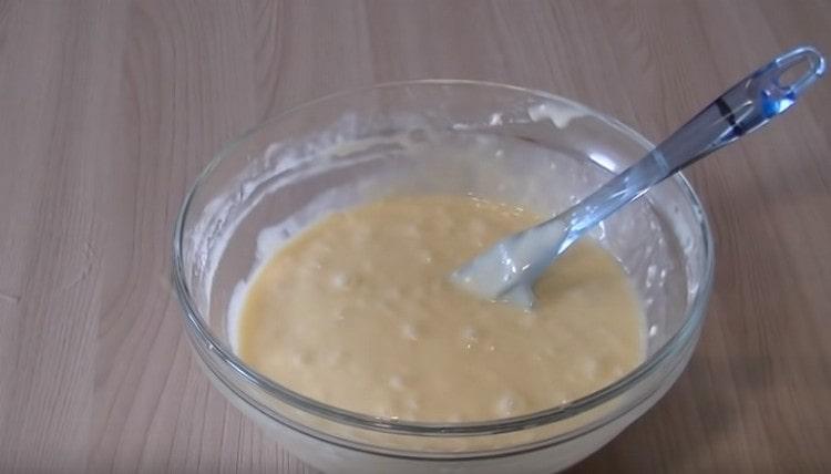 Paghaluin ang masa hanggang sa makinis.