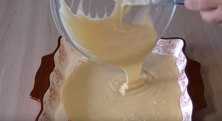 Ibuhos ang kuwarta sa isang baking dish.