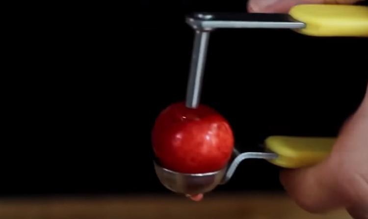 Extraímos as sementes das cerejas.