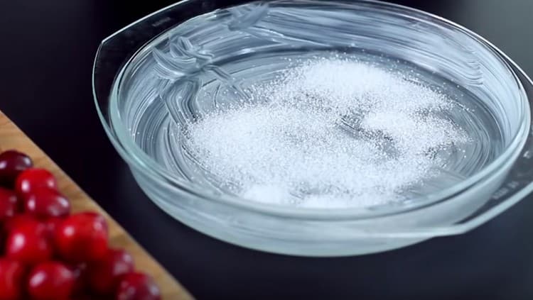 Polvilhe o formulário com açúcar.