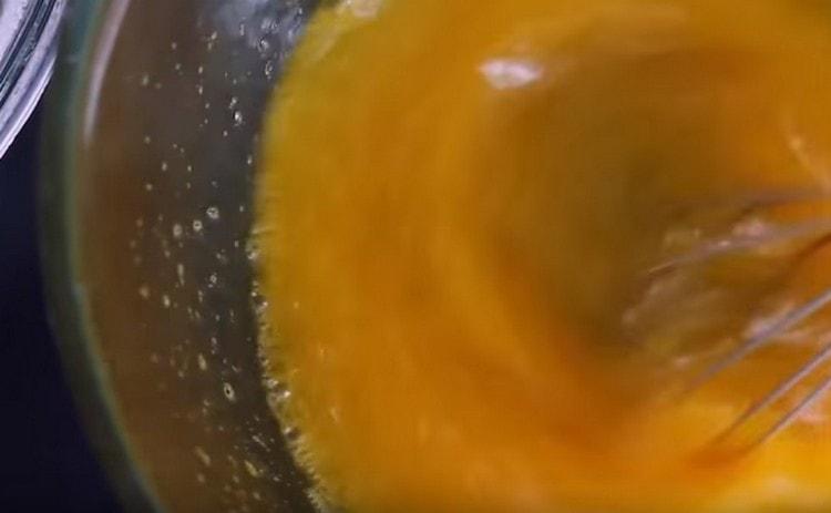 Adicione o açúcar aos ovos e bata bem.