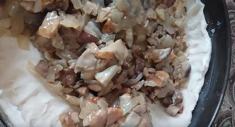 Espalhamos e distribuímos uniformemente o recheio sobre a massa.