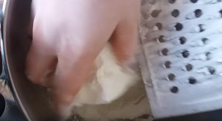 Esfregue a margarina na farinha.