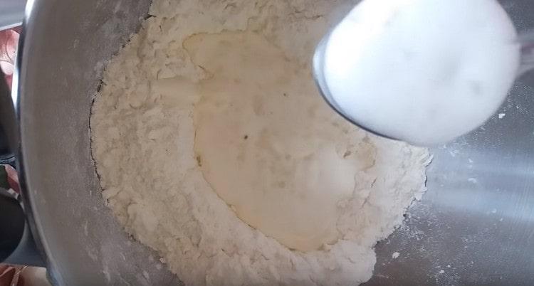 Adicione o creme de leite, a água e o refrigerante temperado com vinagre.