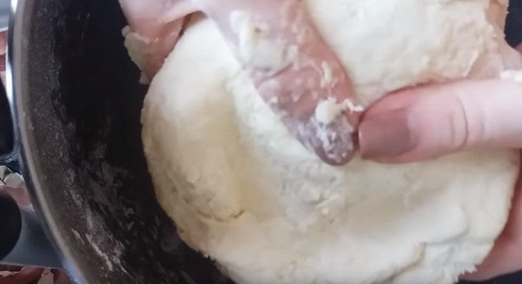 Amasse a massa lisa e envie-a para a geladeira.