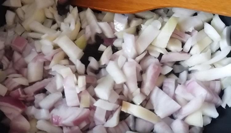 Moa a cebola e frita em uma panela.