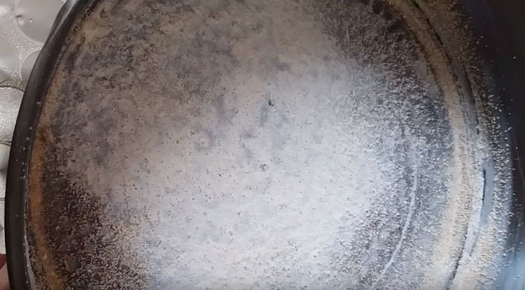 Lubrifique com manteiga e polvilhe com farinha de rosca assadeira.