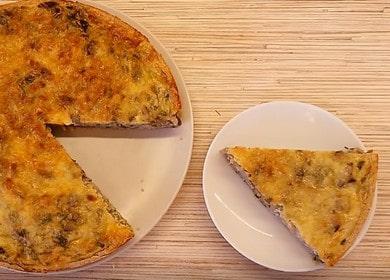 Torta aberta com couve e cogumelos em uma massa fina e saudável