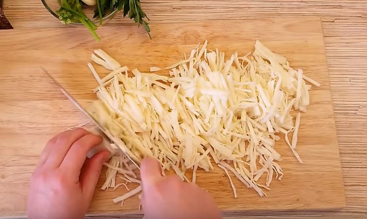 Pique finamente o repolho.