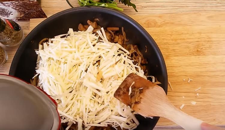 Adicione o repolho à panela e um pouco de água.