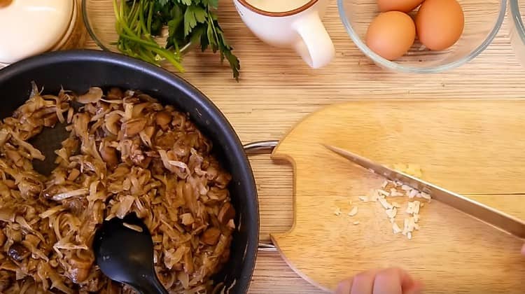 Moer o alho e também adicioná-lo ao recheio.