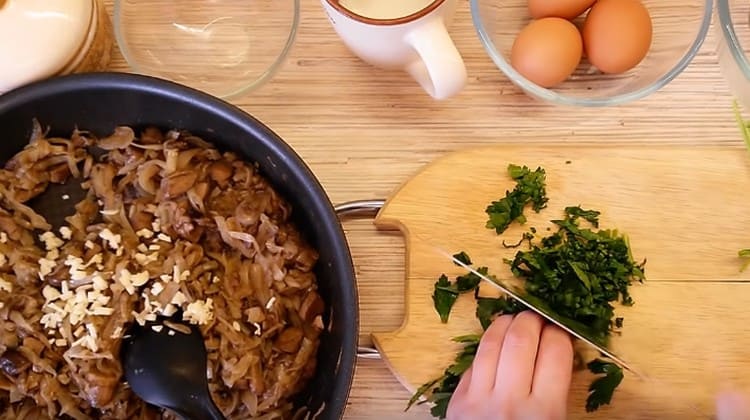 Também moemos ervas frescas e adicionamos ao recheio.