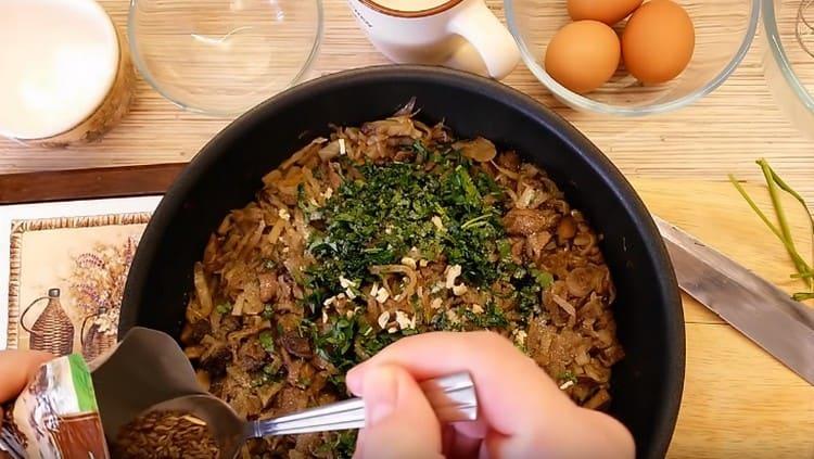 No final, salgue o recheio, adicione temperos.