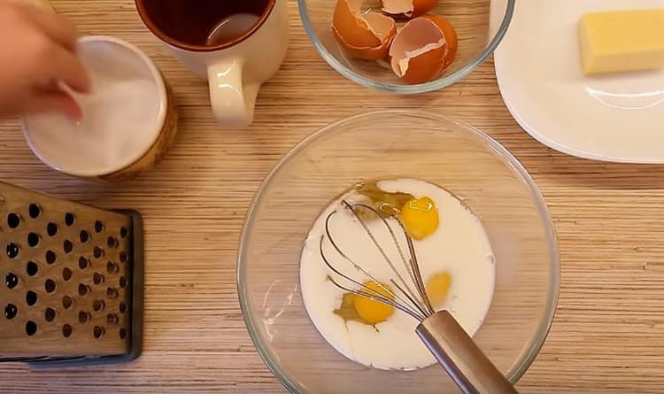 Para encher a torta, bata os ovos com leite e sal.