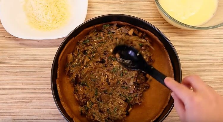 Espalhamos o recheio com base em nossa torta.